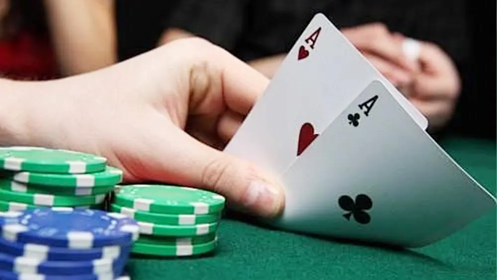 短筹码与深筹码的不同打法对比：德州扑克技巧解析