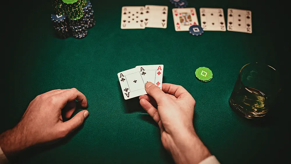 探究线上与线下德州扑克的差异与应对策略